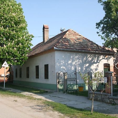 Bike Stop Duna Дунасентмиклош Экстерьер фото