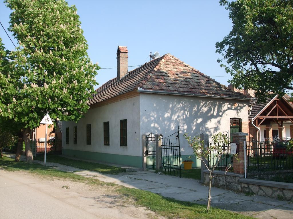 Bike Stop Duna Дунасентмиклош Экстерьер фото